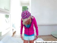 Blonde Arschgrotte wird genagelt